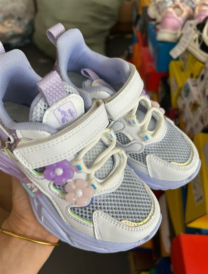 Kids' shoes 2000 pairs clearance